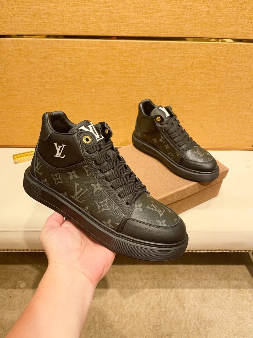 Factory price 460 [LV] Louis Vuitton's latest high-top casual Korean-style men's shoes, brand new autumn and winter design, perfect workmanship, cabinet quality, upper: cowhide material, leather lining; soft and comfortable, rubber outsole super light, wear-resistant, simple, versatile fashion men's shoes, color optional, size 38--44